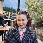 Ragazza Diplomata al liceo Classico. Inglese per ragazzi di elementari, medie e superiori. Offro aiuto anche in Italiano, Storia, Filosofia